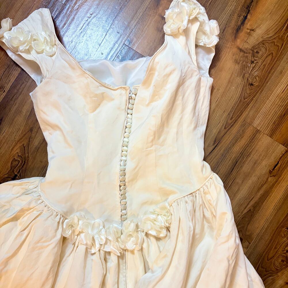 Vintage | Cream Satin Ball Gown Wedding Dress Floral Appliqué Full Skirt -Size 6 - Picture 7 of 14